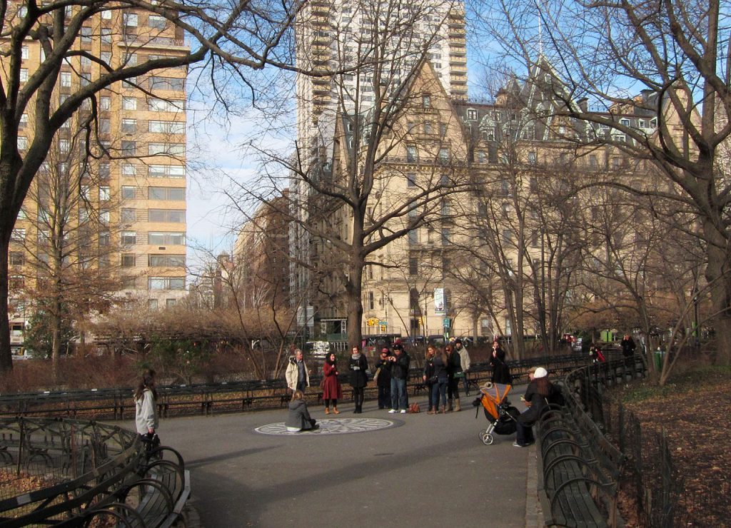 Strawberry_Fields_in_the_Central_Park_with_The_Dakota_behind